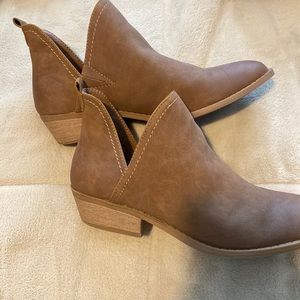 Universal Threads brown short booties